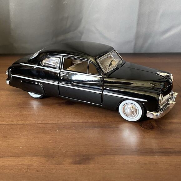 Motormax 1949 Mercury Diecast Model Car Black 1:24 Scale - Picture 3 of 10